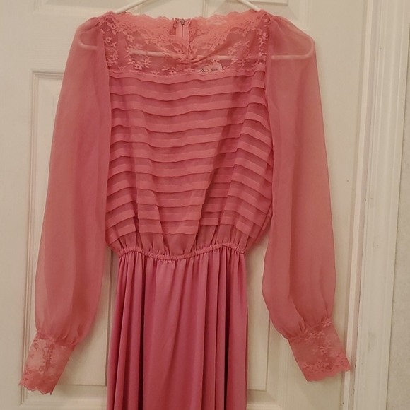 Full length women's lacy dress - Picture 2 of 5